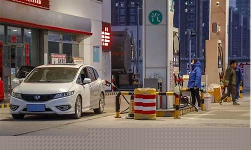 油价大涨开不起车了_油价涨了不少